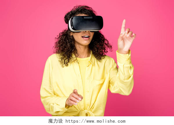 非洲裔女孩戴虚拟现实眼罩深红色背景震惊